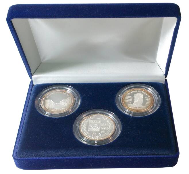Набор из 3 настольных медалей 1999 года «60 лет городу Магадан»