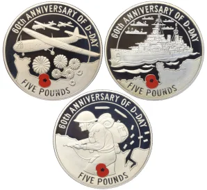 Набор из 3 монет 5 фунтов 2004 года и 3 значков (Джерси Олдерни Гернси) «60 лет Высадке в Нормандии»