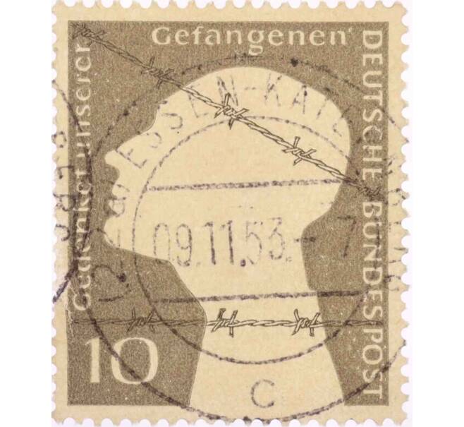 Почтовая марка 10 пфеннигов 1953 года Западная Германия (ФРГ) «Немецкие военнопленные — Заключенный за колючей проволокой» (Артикул: T11-26040) — Фото №1