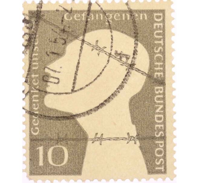 Почтовая марка 10 пфеннигов 1953 года Западная Германия (ФРГ) «Немецкие военнопленные — Заключенный за колючей проволокой» (Артикул: T11-26047) — Фото №1