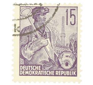 Почтовая марка 15 пфеннигов 1955 года Восточная Германия (ГДР) «Пятилетний план — Рабочий литейного цеха»