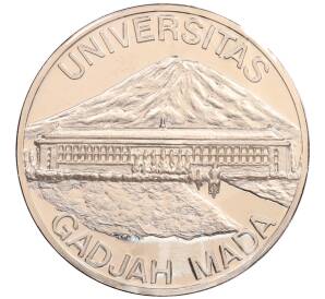 Жетон 1999 года Индонезия «50 лет Университету Гаджа Мада» (в конверте с марками) — Фото №1