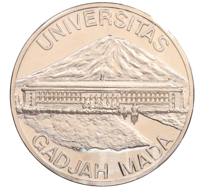 Жетон 1999 года Индонезия «50 лет Университету Гаджа Мада» (в конверте с марками) (Артикул: K10-10476) — Фото №1