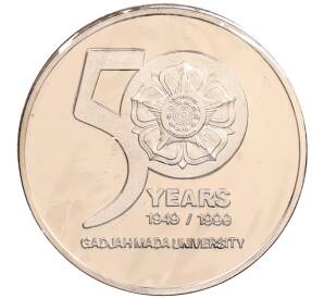 Жетон 1999 года Индонезия «50 лет Университету Гаджа Мада» (в конверте с марками) — Фото №2