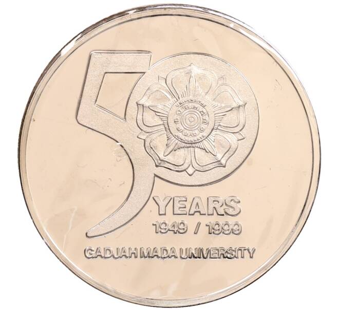 Жетон 1999 года Индонезия «50 лет Университету Гаджа Мада» (в конверте с марками) (Артикул: K10-10476) — Фото №2