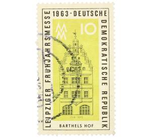 Почтовая марка 10 пфеннигов 1963 года Восточная Германия (ГДР) «Лейпцигская весенняя ярмарка 1963 года — Бартельс Хоф» — Фото №1