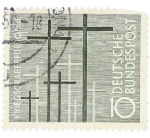Почтовая марка 10 пфеннигов 1956 года Западная Германия (ФРГ) «Уход за военными могилами» — Фото №1