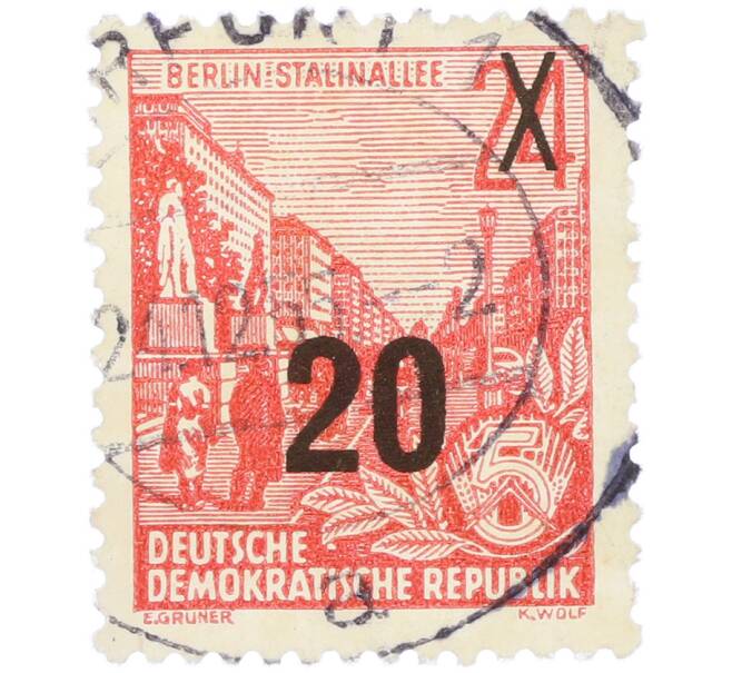 Почтовая марка 20 пфеннигов 1957 года Восточная Германия (ГДР) «Пятилетний план — Проспект Сталина» (Надпечатка на 24 пфеннигах 1953 года) (Артикул: T11-36232) — Фото №1