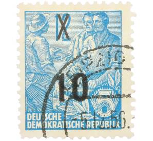 Почтовая марка 10 пфеннигов 1954 года Восточная Германия (ГДР) «Пятилетний план — Крестьянин и рабочий» (Надпечатка на 12 марках 1953 года) — Фото №1