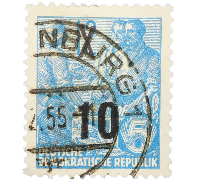Почтовая марка 10 пфеннигов 1954 года Восточная Германия (ГДР) «Пятилетний план — Крестьянин и рабочий» (Надпечатка на 12 марках 1953 года) (Артикул: T11-36241) — Фото №1