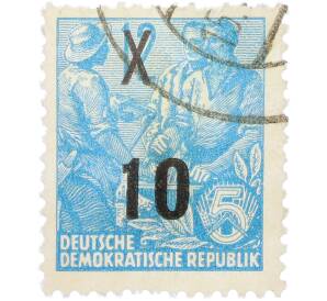 Почтовая марка 10 пфеннигов 1954 года Восточная Германия (ГДР) «Пятилетний план — Крестьянин и рабочий» (Надпечатка на 12 марках 1953 года) — Фото №1