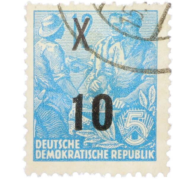 Почтовая марка 10 пфеннигов 1954 года Восточная Германия (ГДР) «Пятилетний план — Крестьянин и рабочий» (Надпечатка на 12 марках 1953 года) (Артикул: T11-36242) — Фото №1