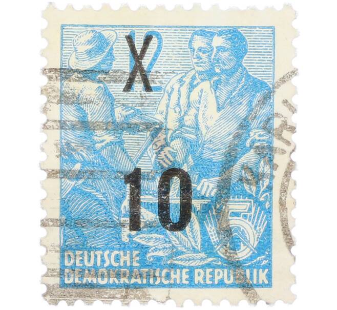 Почтовая марка 10 пфеннигов 1954 года Восточная Германия (ГДР) «Пятилетний план — Крестьянин и рабочий» (Надпечатка на 12 марках 1953 года) (Артикул: T11-36246) — Фото №1