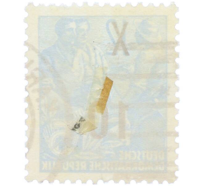 Почтовая марка 10 пфеннигов 1954 года Восточная Германия (ГДР) «Пятилетний план — Крестьянин и рабочий» (Надпечатка на 12 марках 1953 года) (Артикул: T11-36246) — Фото №2