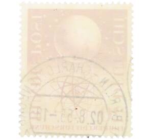 Почтовая марка 20 пфеннигов 1955 года Западная Германия (ФРГ) «Исследования в области ядерной физики и космоса» — Фото №2