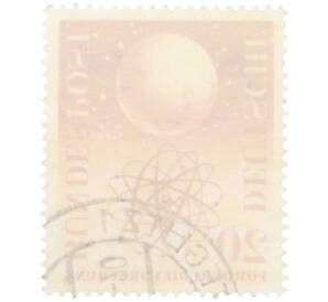 Почтовая марка 20 пфеннигов 1955 года Западная Германия (ФРГ) «Исследования в области ядерной физики и космоса» — Фото №2