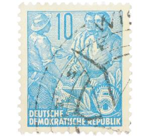 Почтовая марка 10 пфеннигов 1955 года Восточная Германия (ГДР) «Пятилетний план — Крестьянин и рабочий» — Фото №1