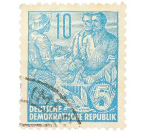 Почтовая марка 10 пфеннигов 1955 года Восточная Германия (ГДР) «Пятилетний план — Крестьянин и рабочий» — Фото №1