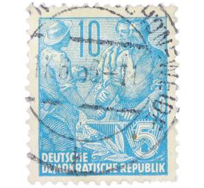 Почтовая марка 10 пфеннигов 1955 года Восточная Германия (ГДР) «Пятилетний план — Крестьянин и рабочий» — Фото №1