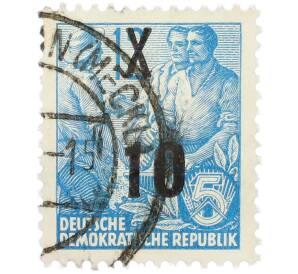 Почтовая марка 10 пфеннигов 1954 года Восточная Германия (ГДР) «Пятилетний план — Крестьянин и рабочий» (Надпечатка на 12 марках 1953 года) — Фото №1