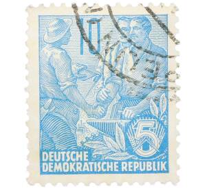 Почтовая марка 10 пфеннигов 1955 года Восточная Германия (ГДР) «Пятилетний план — Крестьянин и рабочий» — Фото №1