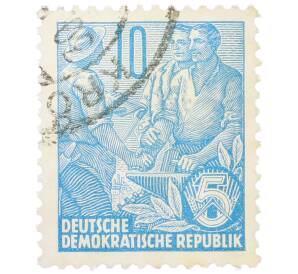 Почтовая марка 10 пфеннигов 1955 года Восточная Германия (ГДР) «Пятилетний план — Крестьянин и рабочий» — Фото №1