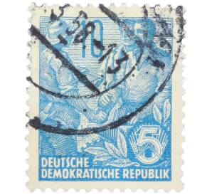 Почтовая марка 10 пфеннигов 1955 года Восточная Германия (ГДР) «Пятилетний план — Крестьянин и рабочий» — Фото №1