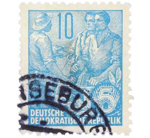 Почтовая марка 10 пфеннигов 1955 года Восточная Германия (ГДР) «Пятилетний план — Крестьянин и рабочий» — Фото №1