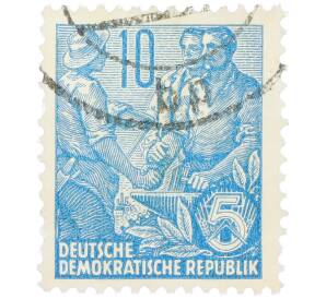 Почтовая марка 10 пфеннигов 1955 года Восточная Германия (ГДР) «Пятилетний план — Крестьянин и рабочий» — Фото №1