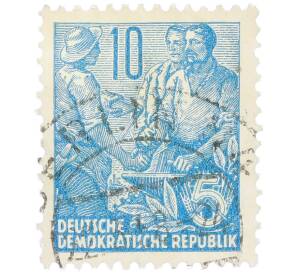 Почтовая марка 10 пфеннигов 1955 года Восточная Германия (ГДР) «Пятилетний план — Крестьянин и рабочий» — Фото №1