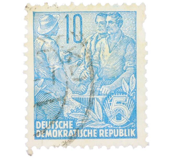 Почтовая марка 10 пфеннигов 1955 года Восточная Германия (ГДР) «Пятилетний план — Крестьянин и рабочий» (Артикул: T11-37152) — Фото №1