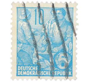 Почтовая марка 10 пфеннигов 1955 года Восточная Германия (ГДР) «Пятилетний план — Крестьянин и рабочий» — Фото №1