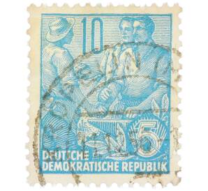 Почтовая марка 10 пфеннигов 1955 года Восточная Германия (ГДР) «Пятилетний план — Крестьянин и рабочий» — Фото №1