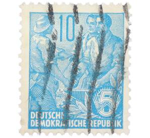 Почтовая марка 10 пфеннигов 1955 года Восточная Германия (ГДР) «Пятилетний план — Крестьянин и рабочий» — Фото №1