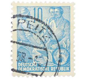 Почтовая марка 10 пфеннигов 1955 года Восточная Германия (ГДР) «Пятилетний план — Крестьянин и рабочий» — Фото №1