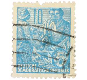 Почтовая марка 10 пфеннигов 1955 года Восточная Германия (ГДР) «Пятилетний план — Крестьянин и рабочий» — Фото №1