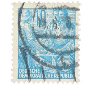 Почтовая марка 10 пфеннигов 1955 года Восточная Германия (ГДР) «Пятилетний план — Крестьянин и рабочий» — Фото №1
