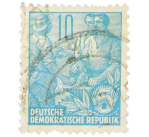 Почтовая марка 10 пфеннигов 1955 года Восточная Германия (ГДР) «Пятилетний план — Крестьянин и рабочий» — Фото №1