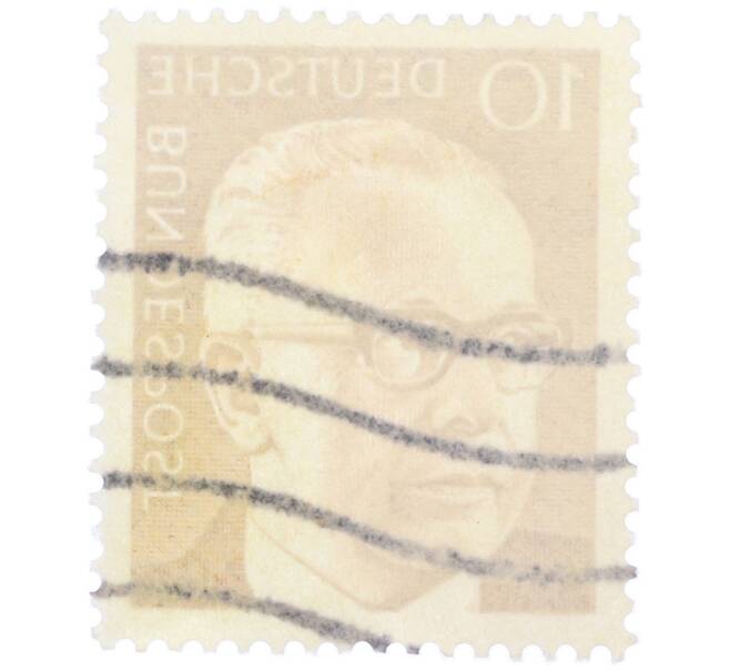 Почтовая марка 10 пфеннигов 1971 года Западная Германия (ФРГ) «Президент Густав Хайнеман» (Артикул: T11-39067) — Фото №2