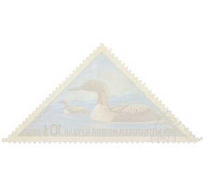 Почтовая марка 10 мунгу 1973 года Монголия «Водоплавающие птицы — Чернозобая гагара (Gavia arctica)» — Фото №2