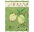 Почтовая марка 12 су 1975 года Северный Вьетнам (ДРВ) «Фрукты — Персик (Persica vulgaris Mill)» (Артикул: K12-80654) — Фото №1