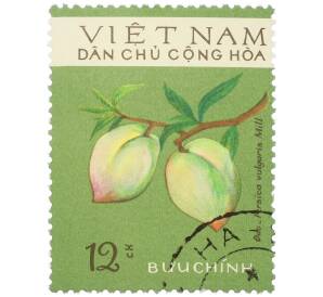 Почтовая марка 12 су 1975 года Северный Вьетнам (ДРВ) «Фрукты — Персик (Persica vulgaris Mill)» — Фото №1
