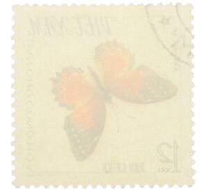 Почтовая марка 12 су 1966 года Северный Вьетнам (ДРВ) «Бабочки — Cethosia sp» — Фото №2