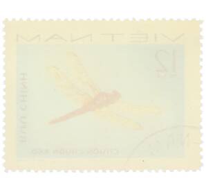 Почтовая марка 12 су 1977 года Вьетнам «Стрекозы - Алая стрекоза» — Фото №2