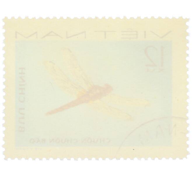 Почтовая марка 12 су 1977 года Вьетнам «Стрекозы - Алая стрекоза» (Артикул: K12-82220) — Фото №2