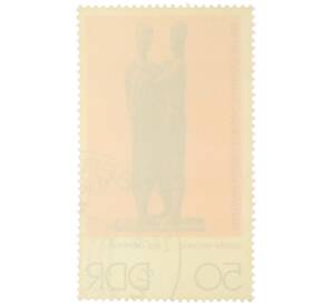 Почтовая марка 50 пфеннигов 1976 года Восточная германия (ГДР) «Государственные музеи в Берлине — Разговор (скульптор Густав Вейданц)» — Фото №2