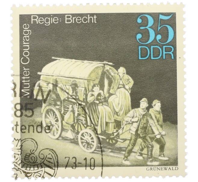 Почтовая марка 35 пфеннигов 1973 года Восточная Германия (ГДР) «Театральные постановки — Мамаша Кураж» (Артикул: K12-82250) — Фото №1
