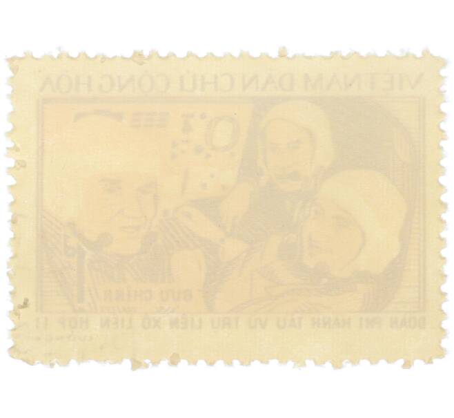Почтовая марка 1 донг 1971 года Северный Вьетнам (ДРВ) «Полет Союз-11» (Артикул: K12-82490) — Фото №2