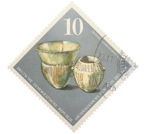 Почтовая марка 10 пфеннигов 1976 года Восточная Германия (ГДР) «Археологические находки — Сосуды» — Фото №1