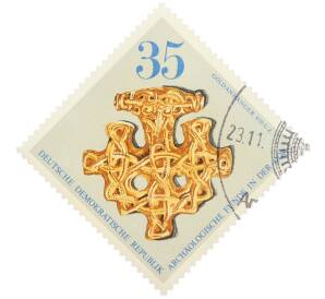 Почтовая марка 35 пфеннигов 1976 года Восточная Германия (ГДР) «Археологические находки — Золотой подвес» — Фото №1